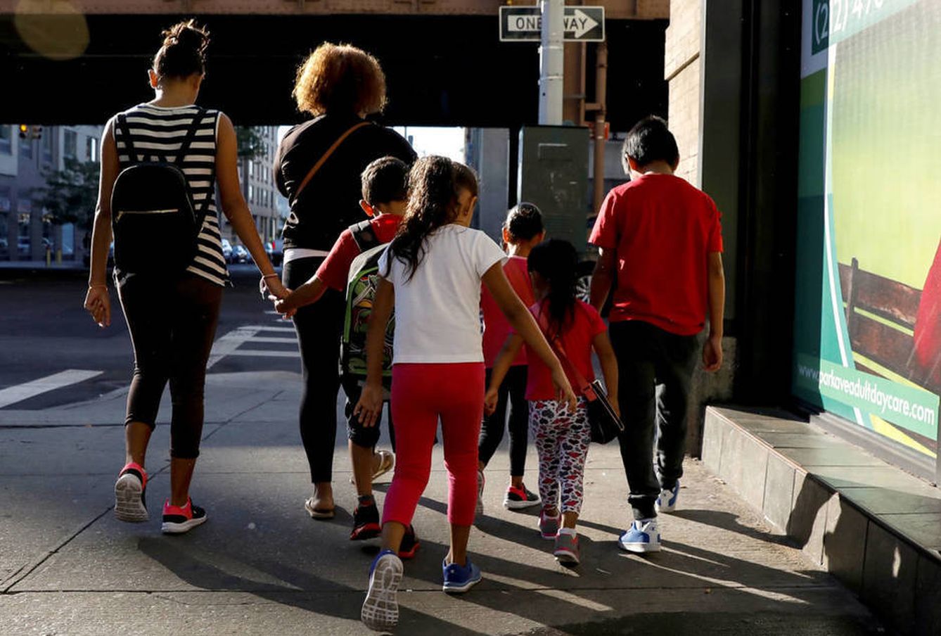 Varios niños inmigrantes separados de sus familias son llevados a un centro de cuidado de menores en Nueva York. (Reuters)
