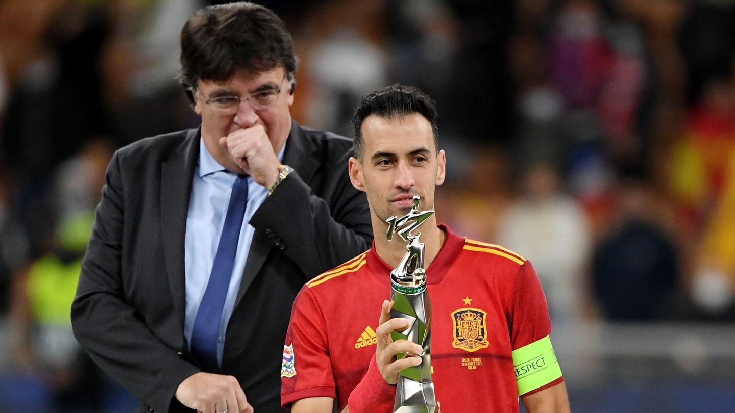 Busquets, con el trofeo que le acredita como mejor jugador de la final. (Reuters)