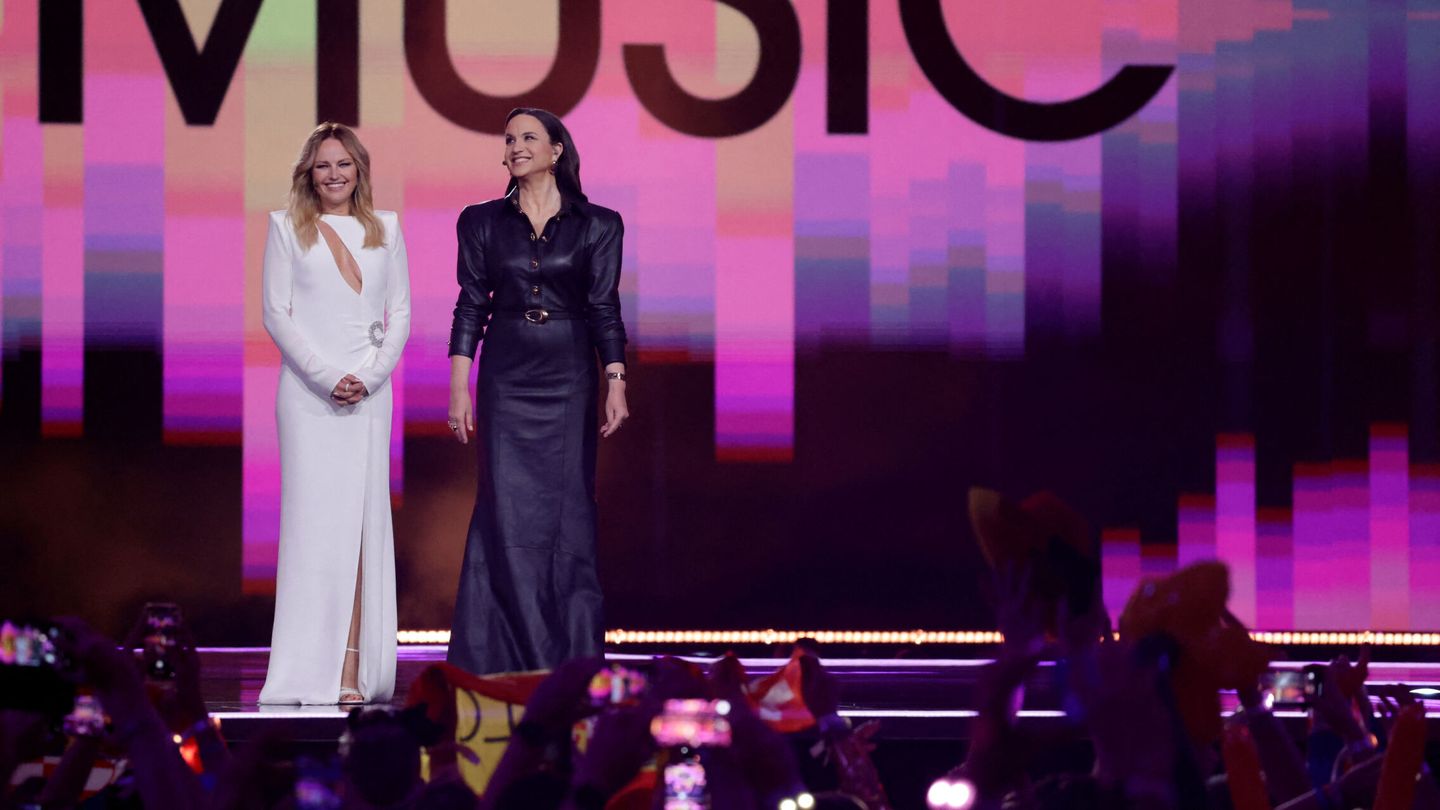 Malin Akerman y Petra Mede, presentadoras de la gala de Eurovisión. (Reuters/Leonhard Foeger)