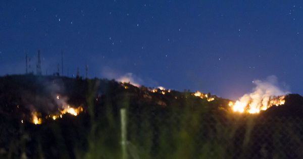 Foto: Vista de incendio forestal declarado en la sierra de Arroyo de Serván (Badajoz). (EFE)
