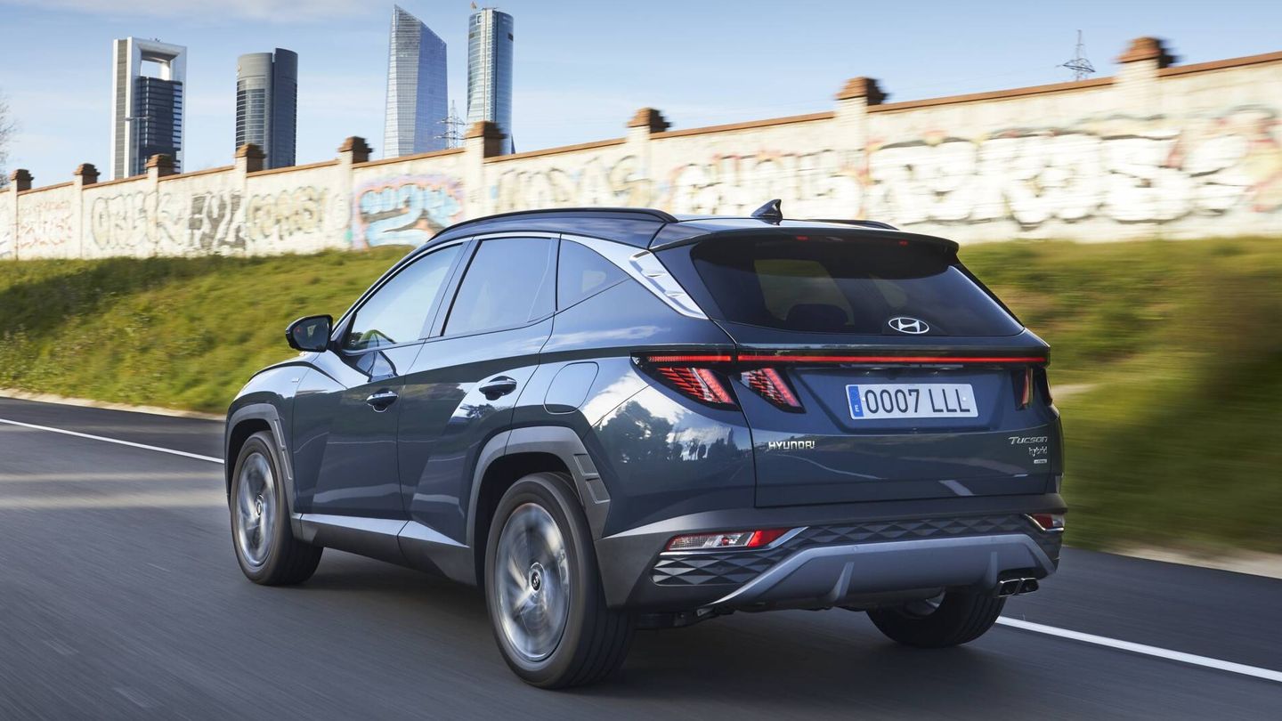 Con el mismo nivel de acabado y una potencia similar, el nuevo Hyundai Tucson cuesta 9.655 euros más que el i30 comparable. Pero el SUV de la firma coreana es el segundo coche más vendido en España.