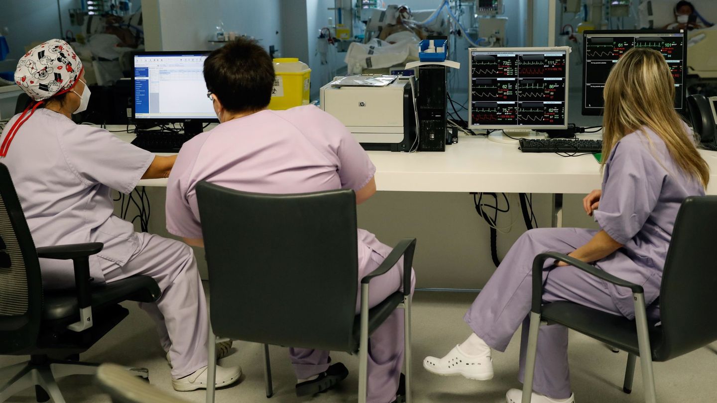 Personal sanitario atienden a un paciente en la Unidad de Cuidados Intensivos del Hospital La Fé de Valencia. (EFE)