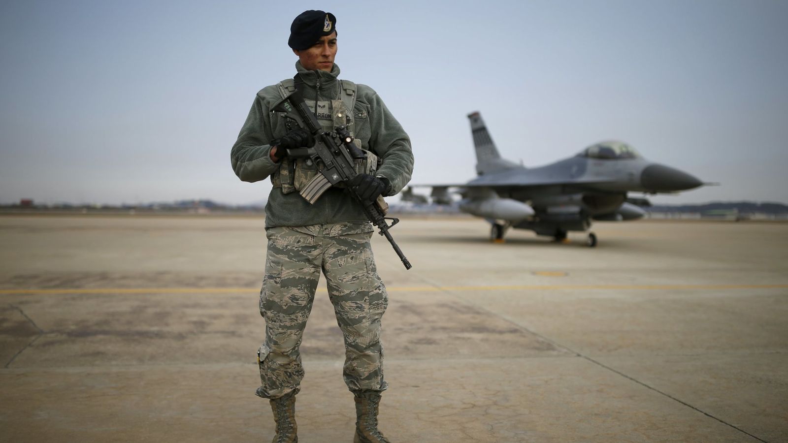 Foto: Un soldado estadounidense monta guardia frente a un F-16 en una base aérea, en enero de 2016 (Reuters)