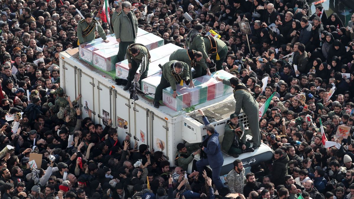 Cientos de miles de iraníes participan en la marcha por el funeral de Soleimani en Irán
