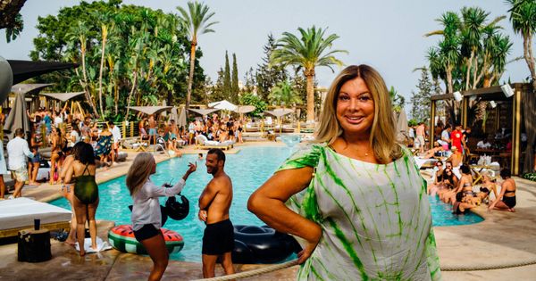 Foto: Olivia Valere, en Nao Pool Club de Marbella, propiedad de su hijo