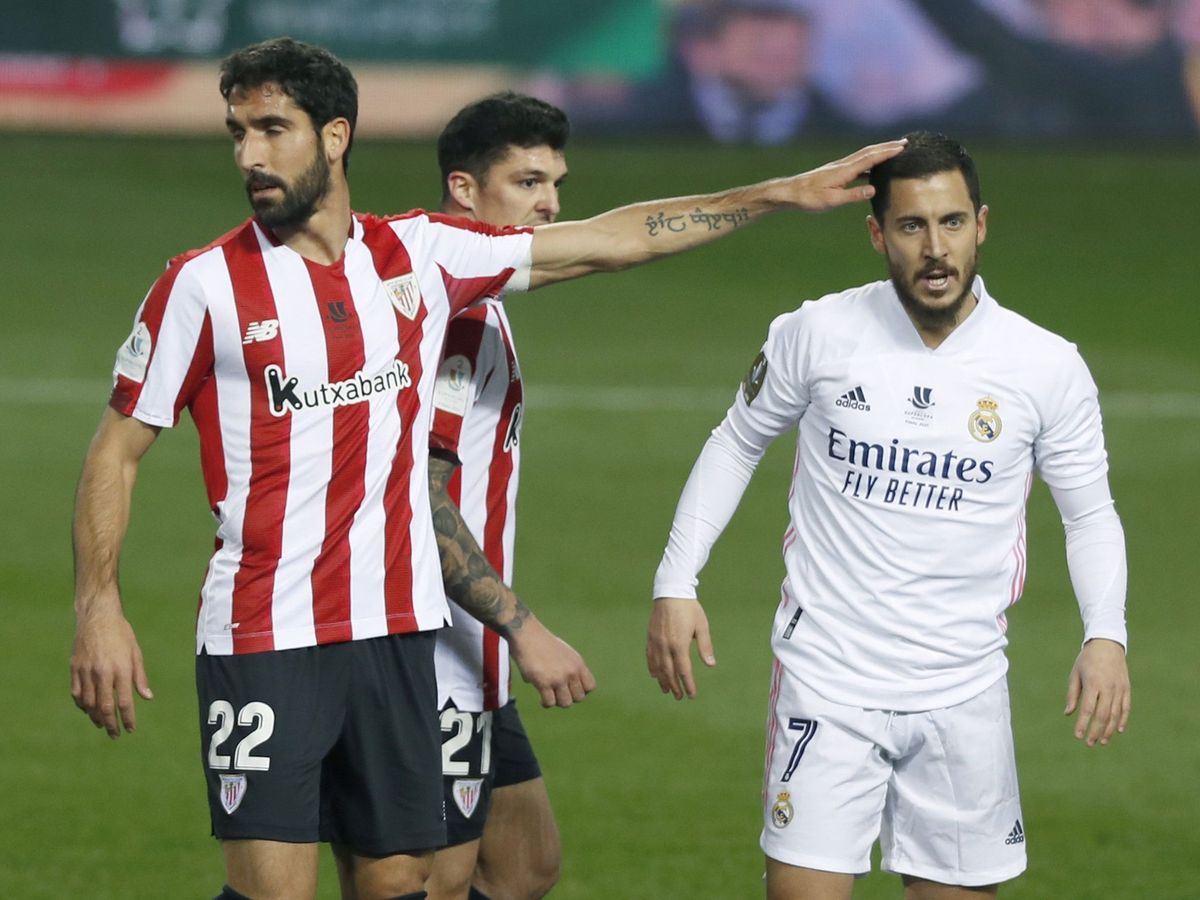 Foto: Raúl García, en una acción durante el partido entre el Real Madrid y el Athletic. (EFE)
