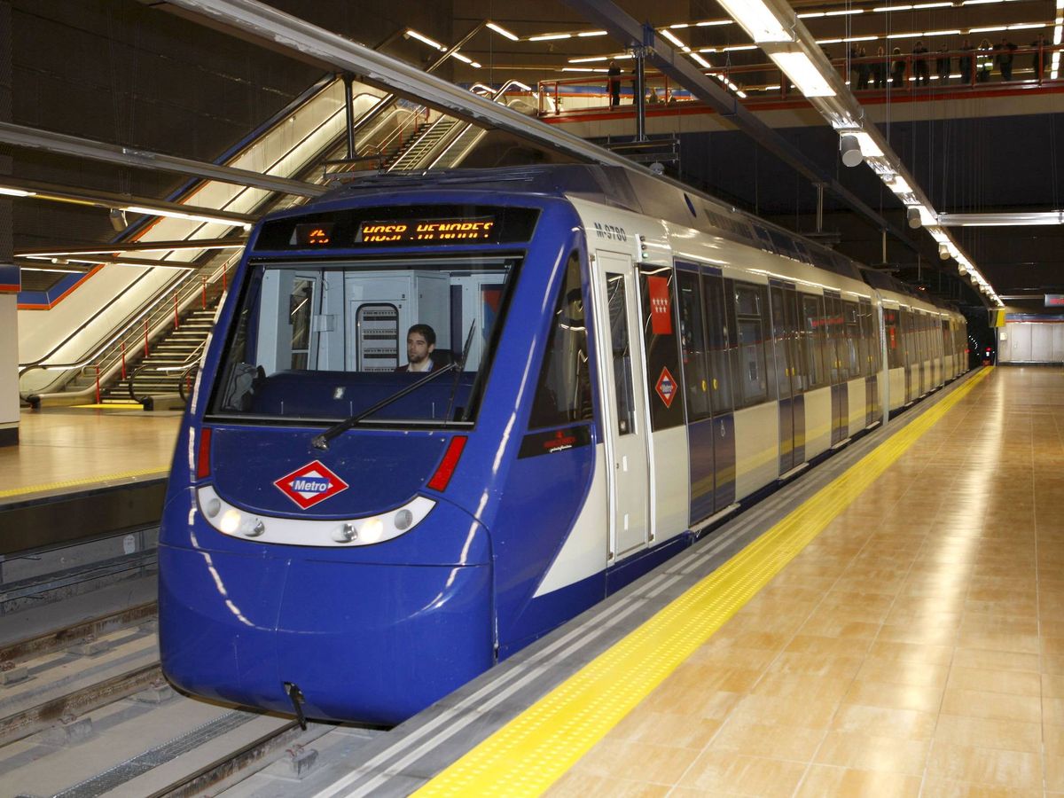 Foto: Colarse en el Metro de Madrid tiene multa ¿Conoces el importe de la sanción? (EFE/Chema Moya)
