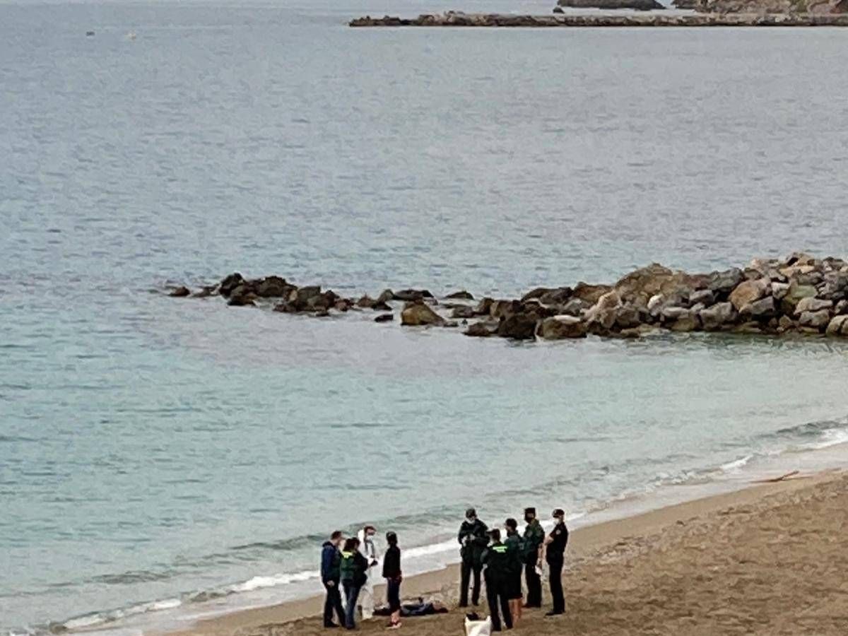 Foto: Foto de archivo de un cadáver que encontraron en la playa de Ceuta en octubre del año pasado. (Europa Press)