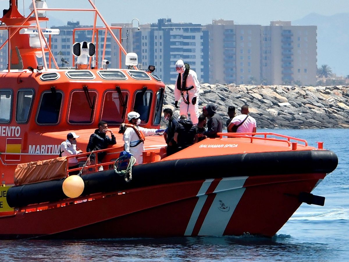 Foto: . Llegada al puerto de Almeria de los 14 inmigrantes rescatados por Salvamento Marítimo el pasado 21 de este mes. (EFE)