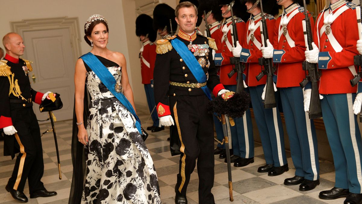 La tiara que ha eclipsado el duelo de gala de Mary de Dinamarca y Brigitte Macron 
