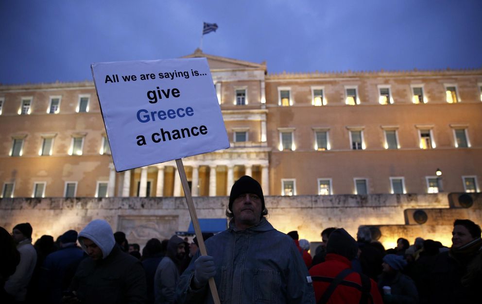 Un manifestante porta una pancarta durante la protesta contra la austeridad ante el Parlamento griego, en Atenas (Reuters).