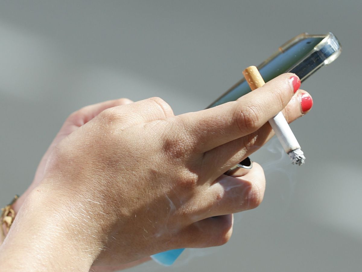 Foto: Fumando un cigarrillo en Madrid el día sin tabaco. (EFE/J.J. Guillén)