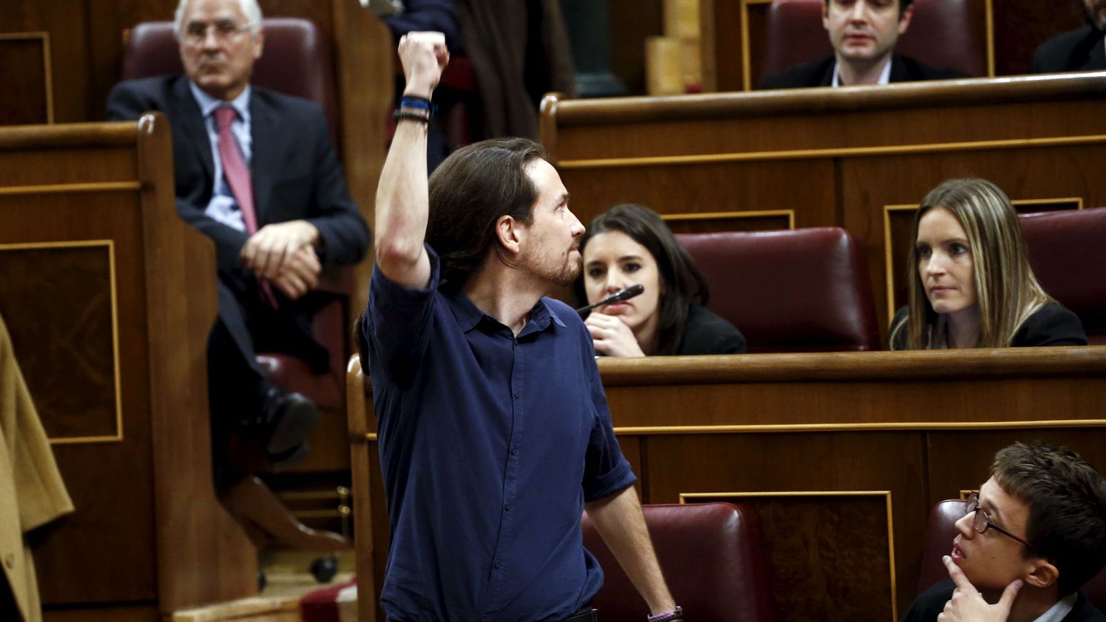 Foto: El líder de Podemos, Pablo Iglesias, promete acatar la Constitución durante su toma de posesión como parlamentario del Congreso. (Reuters)