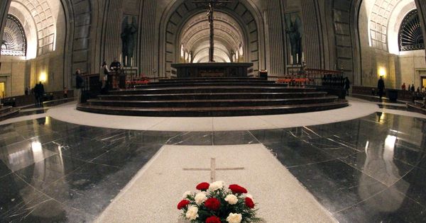 Foto: Fotografía de archivo tomada el 3 de diciembre de 2011 que muestra el interior de la basílica del Valle de los Caídos. (EFE)