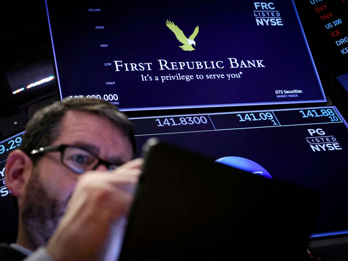 Foto: 'Trader' junto a la cotización del First Republic Bank en la Bolsa de Nueva York. (Reuters/Brendan McDermid)