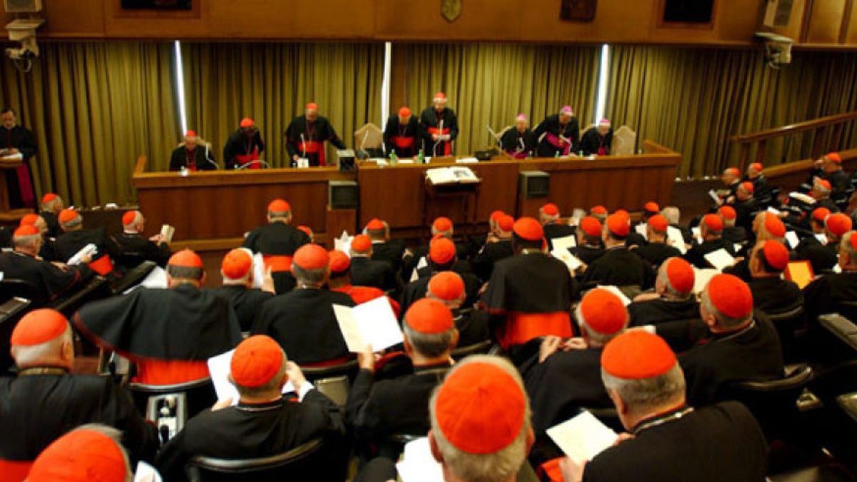 La Congregación de Cardenales concluyó que el Cónclave que elegirá a nuevo Pontífice comenzará el lunes 18 de abril. El Vaticano confirma la inexistencia del cardenal 'in pectore' cuyo nombre mantenía en secreto Juan Pablo II.