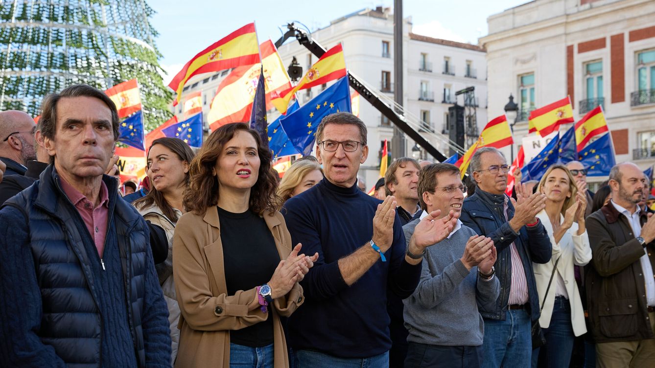Foto: Manifestación contra la amnistía, la Puerta del Sol, en Madrid. (Jesús Hellín  / Europa Press)