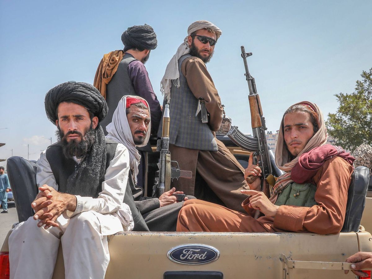Foto: Talibanes desfilan por las calles de Kabul. (EFE)