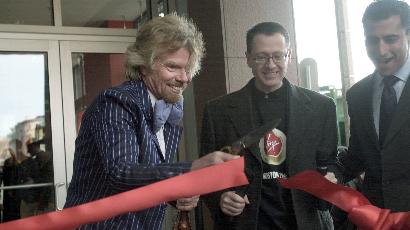 Branson, inaugurando una tienda de Virgin Records. (Getty)