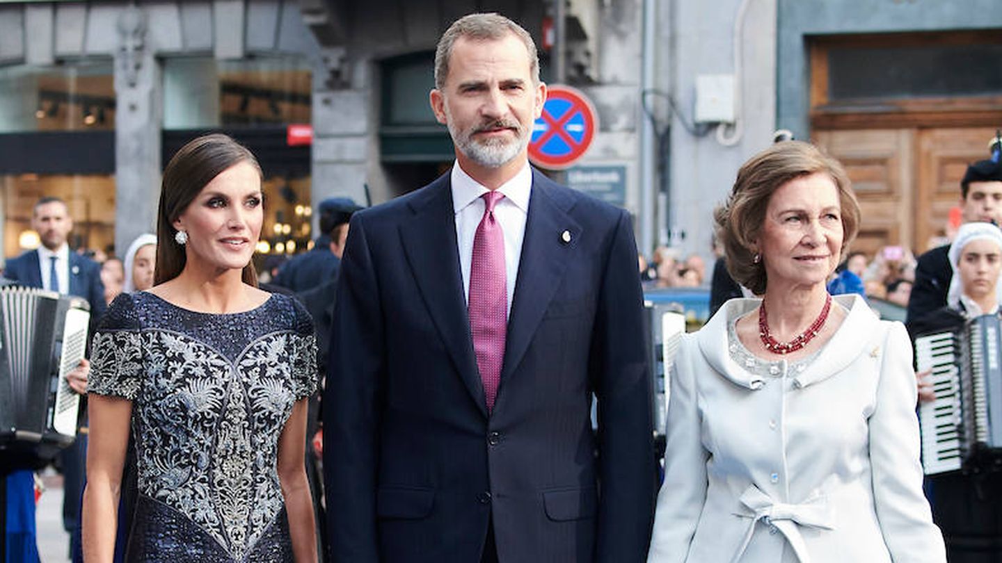 Los Reyes y doña Sofía a su llegada a los Premios.