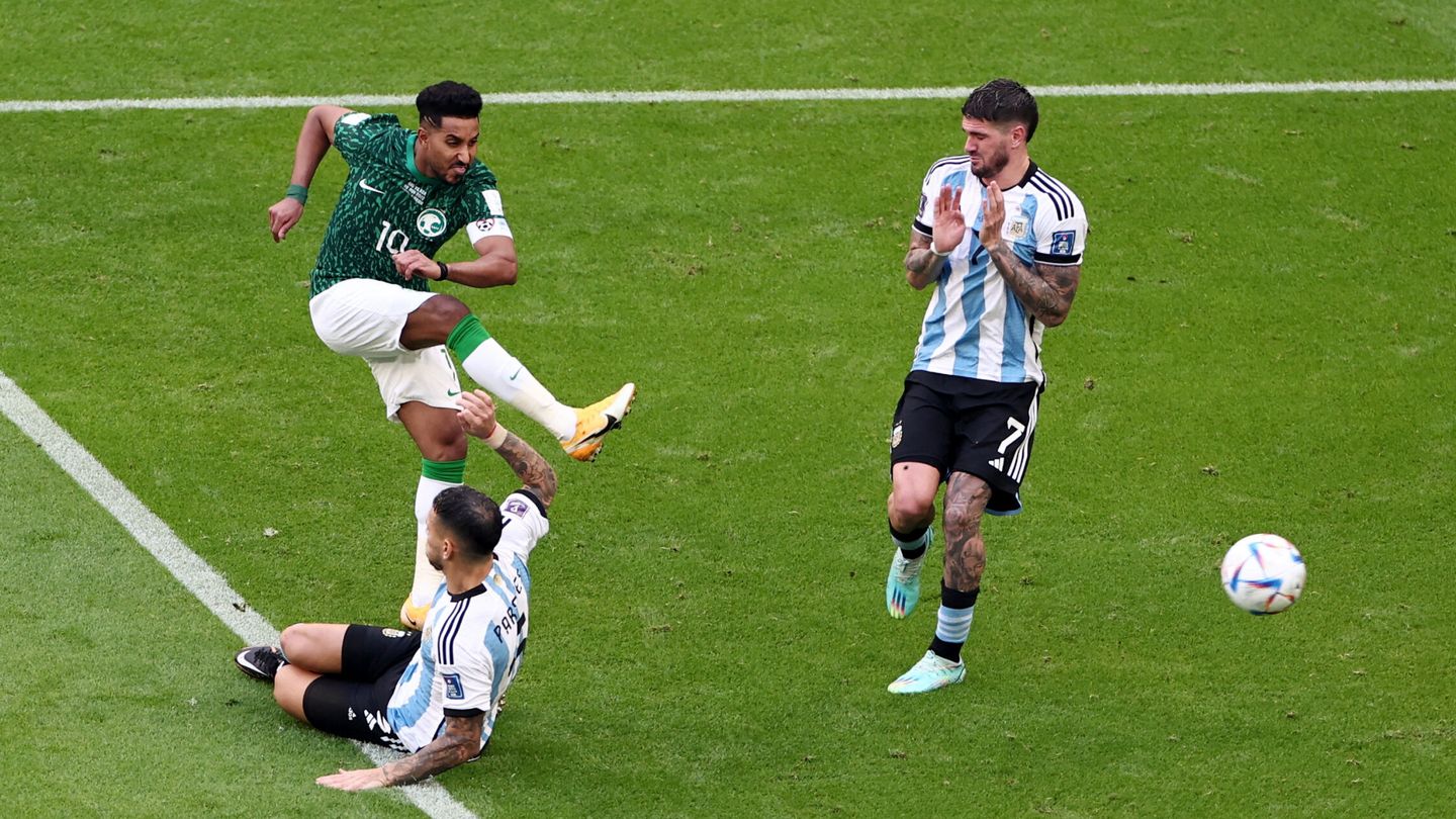 Salem Al-Dawsari anotando su segundo gol contra Argentina (REUTERS/Marko Djurica)