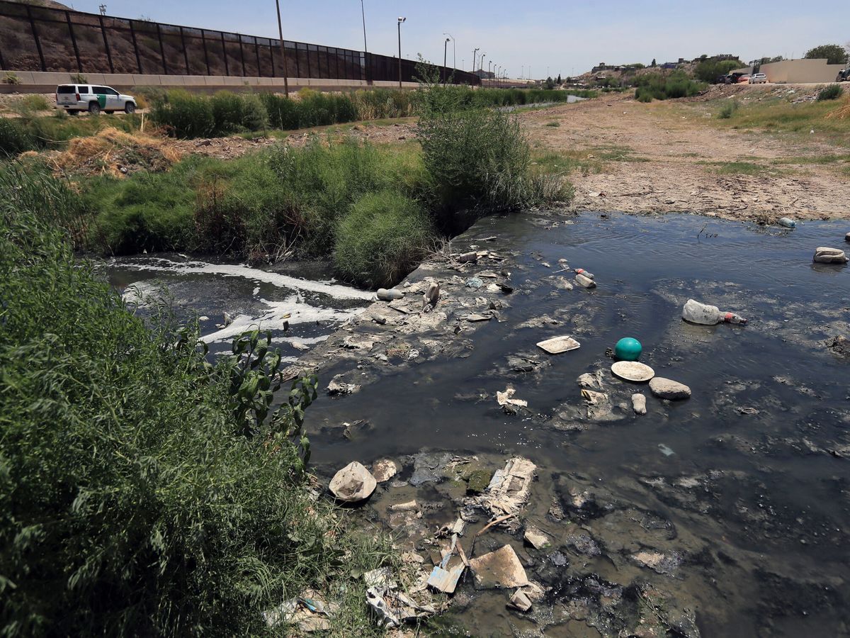Foto: Contaminación en el río Bravo, en México. (EFE/Luis Torres)