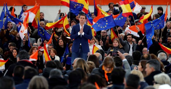 Foto: El presidente de Ciudadanos, Albert Rivera, durante su intervención en un acto político celebrado este domingo en la localidad madrileña de Las Rozas. (EFE)