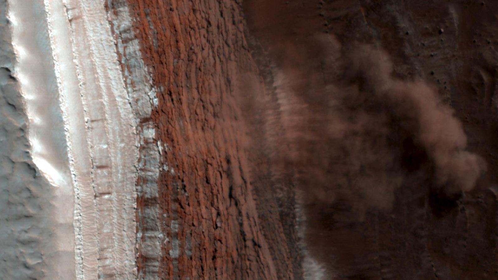 Foto: Imagen coloreada de la superficie de Marte cerca de su Polo Norte. (NASA / Reuters)