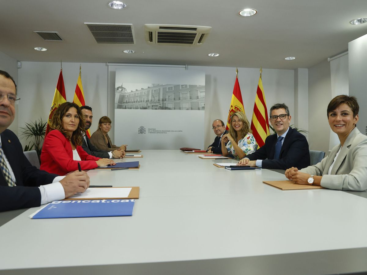 Foto: El Gobierno y la Generalitat celebran la tercera reunión de la mesa de diálogo. (EFE/J. J. Guillén)