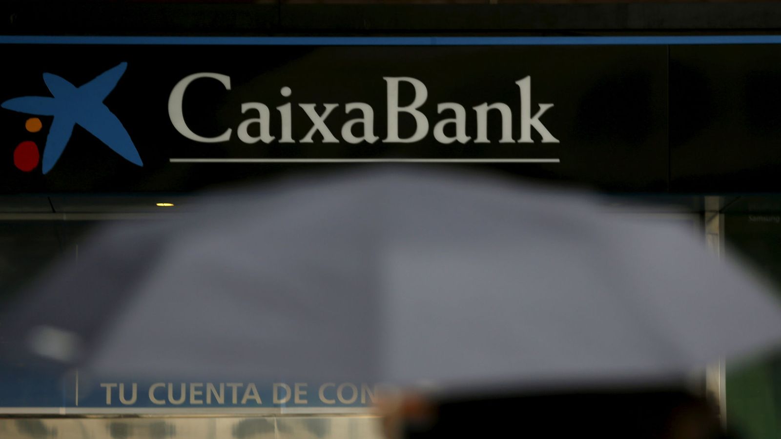 Foto: Sucursal de CaixaBank en Madrid. (Reuters)