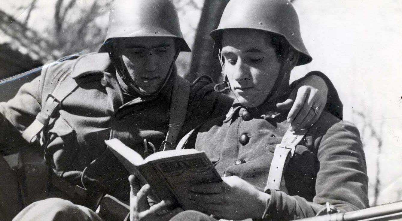 Soldados leyendo en la Guerra Civil.