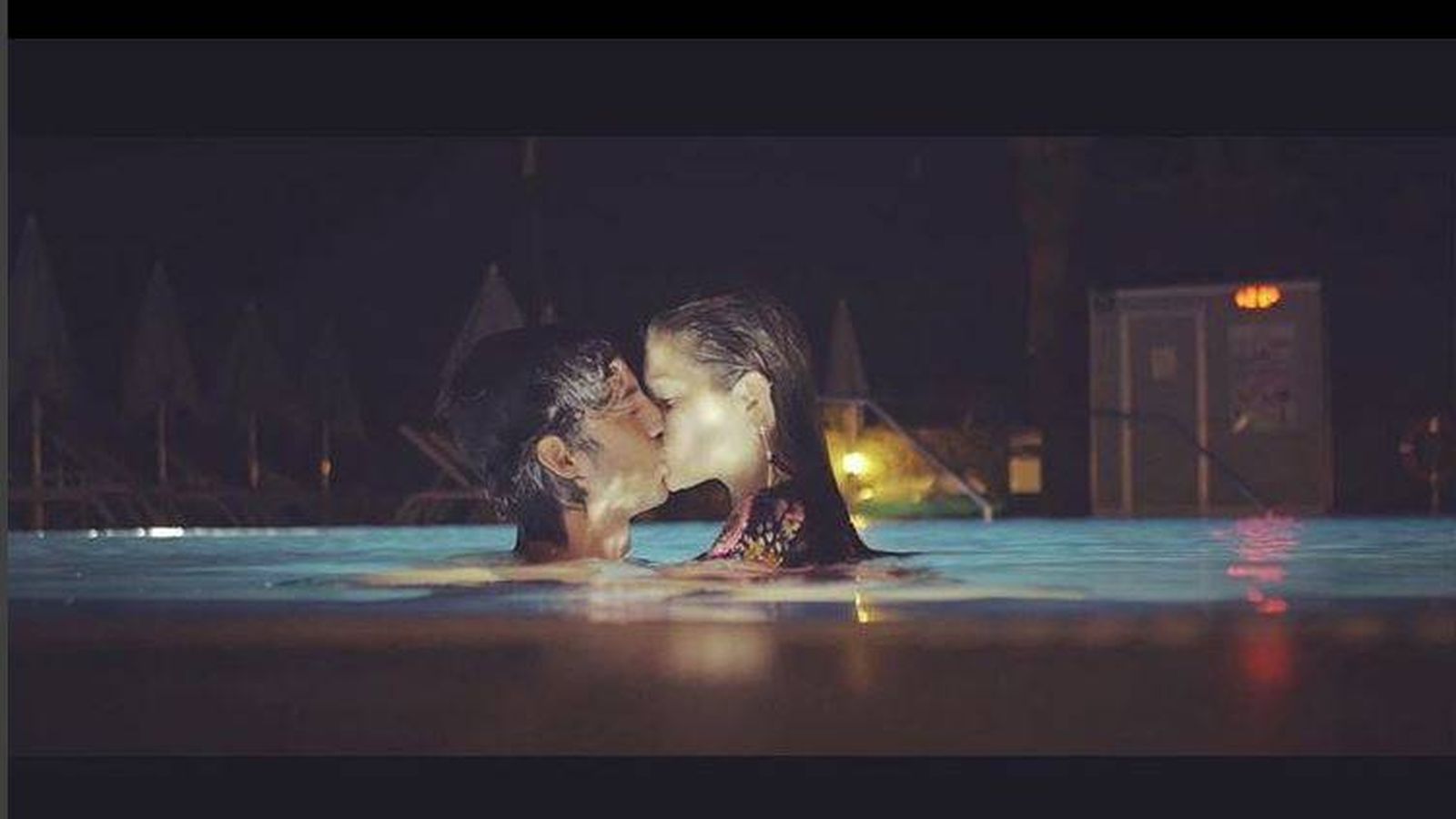 Foto: Jorge y Miri se besan en la piscina. (Youtube)
