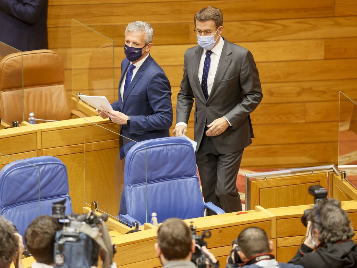 Foto: Alfonso Rueda y Alberto Núñez Feijóo (d) este martes en el Parlamento de Galicia. (EFE/Lavandeira JR)