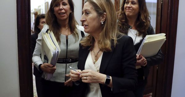 Foto: Ana Pastor, con las miembros del PP en la Mesa del Congreso Alicia Sánchez-Camacho y Rosa Romero, en marzo de 2017. (EFE)