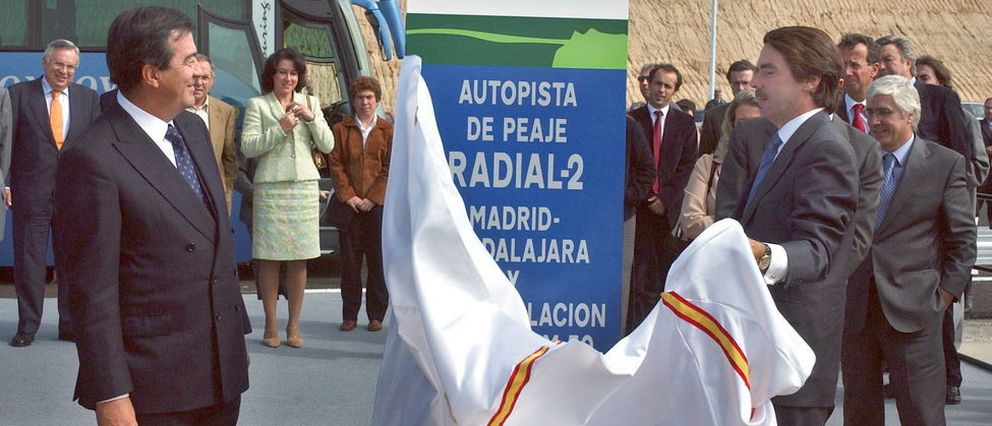 Álvarez Cascos y Aznar, en la inauguración de la R-2. (Efe)