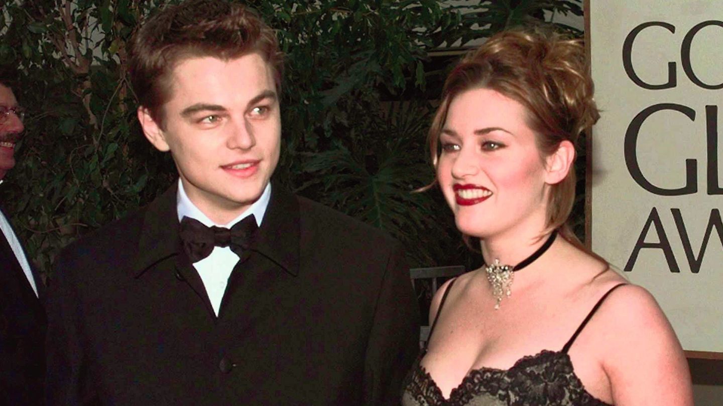 Leonardo DiCaprio y Kate Winslet en los Globos de Oro de 1998, previos a los Oscar. (CP)
