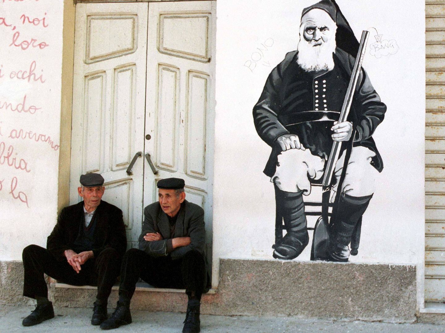 Dos ancianos en Orgosolo, un pueblo de Cerdeña. (Reuters)