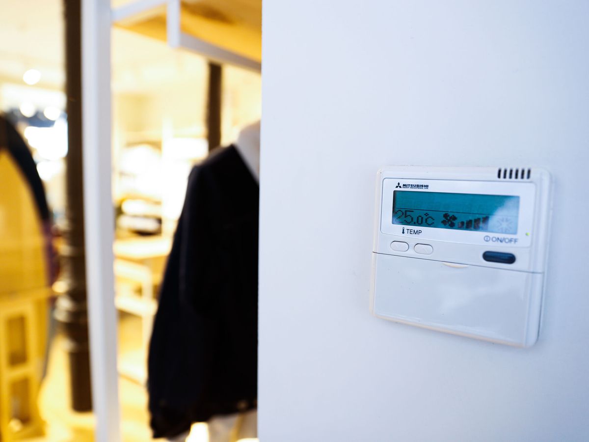 Foto: Vista de un termostato a 25 grados en un comercio. (EFE/Luis Millán)