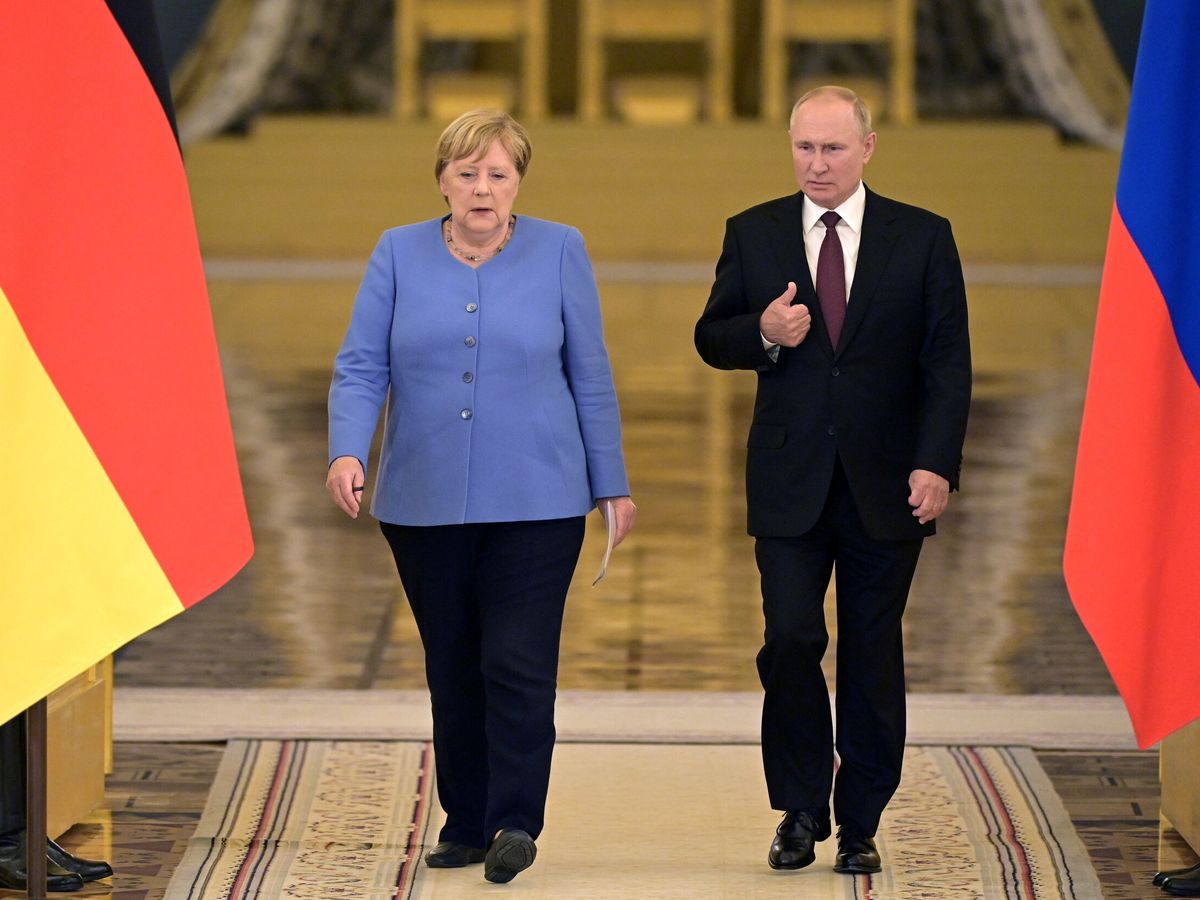 Foto: La excanciller Angela Merkel y Vladímir Putin. (Reuters/Sputnik/Sergei Guneev)