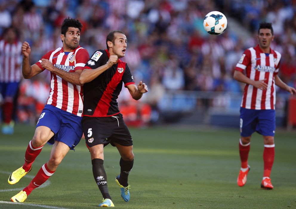 Foto: Gálevz pelea por la pelota junto a Diego Costa.