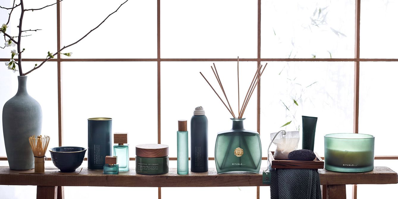 Basada en la antigua ceremonia de té japonesa, el té matcha energizante y el frescor del bambú ofrecen serenidad y despertar de la piel en cada producto.