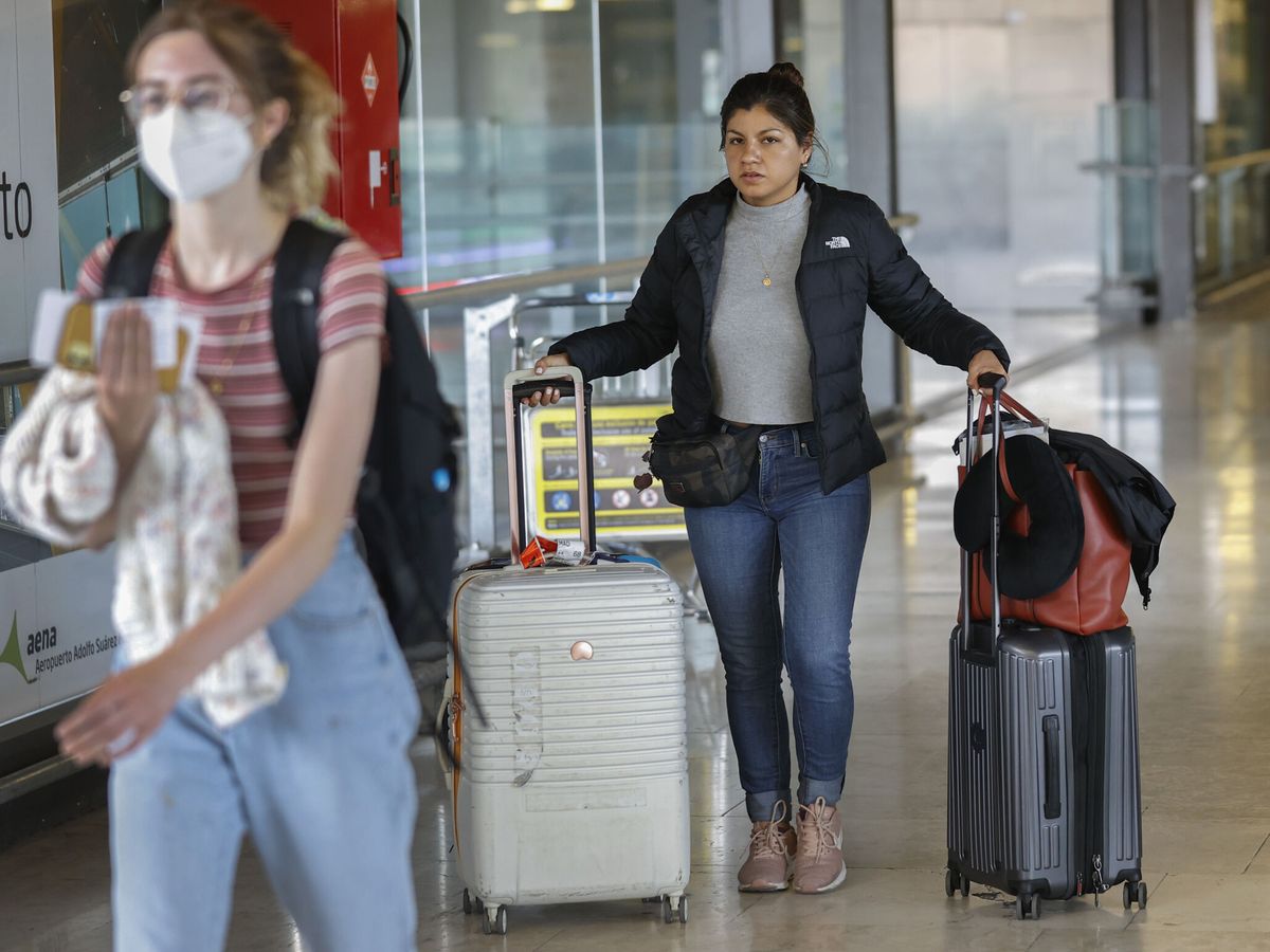 Foto: Una viajera con mascarilla en el aeropuerto Adolfo Suárez Madrid-Barajas (EFE/Chema Moya)