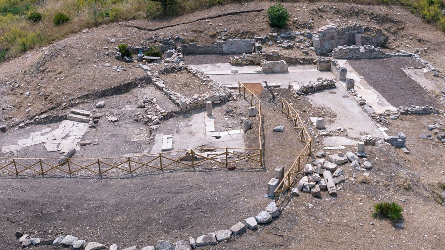 Vista general del lugar donde se encontró un antiguo altar griego de culto familiar de al menos 2.000 años de antigüedad en el yacimiento arqueológico siciliano de Segesta. (Reuters/Flavio Leone)