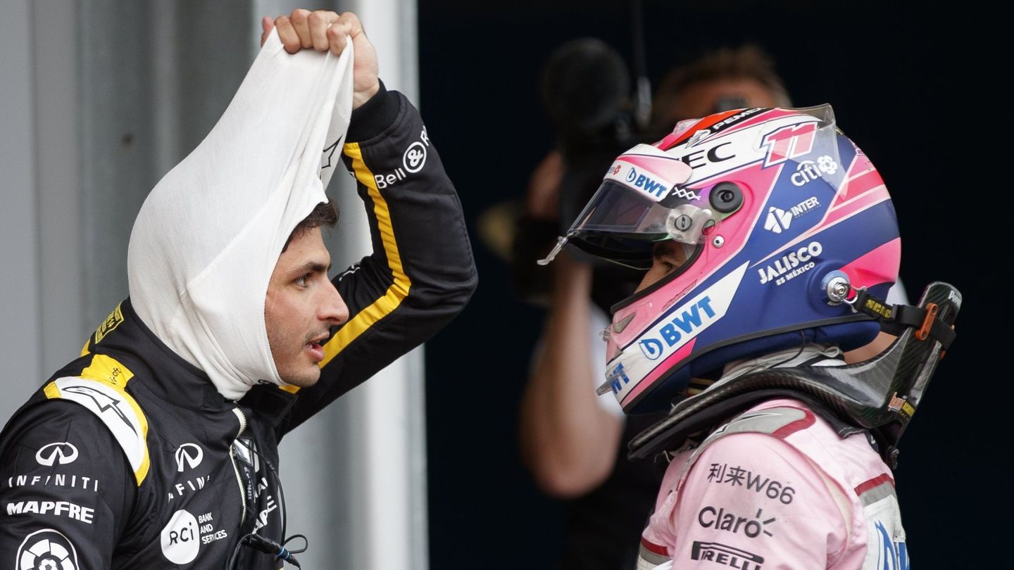 Sainz charlando con Pérez (tercero en Bakú) tras la carrera. (Reuters)