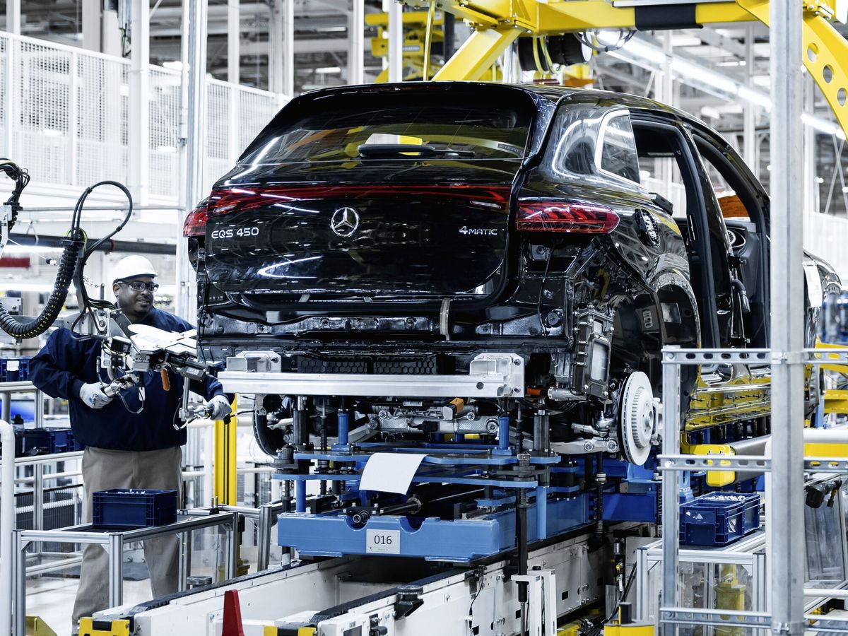 Foto: Fotografía de un automóvil en una planta de ensamblaje. (EFE/Mercedes-Benz) 