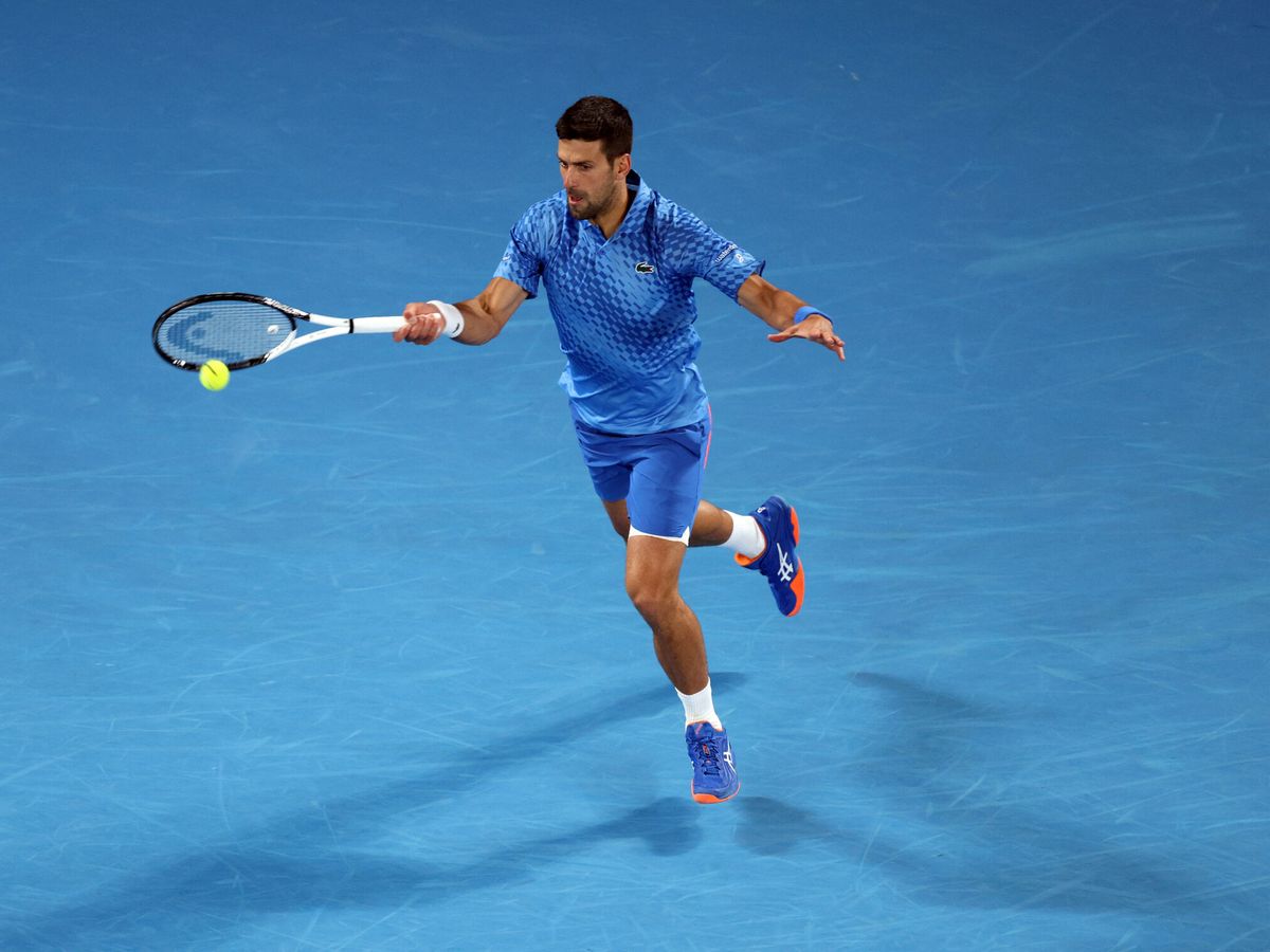 Foto: Novak Djokovic durante su partido en Australia ante Enzo Couacaud. (REUTERS/Loren Elliott).