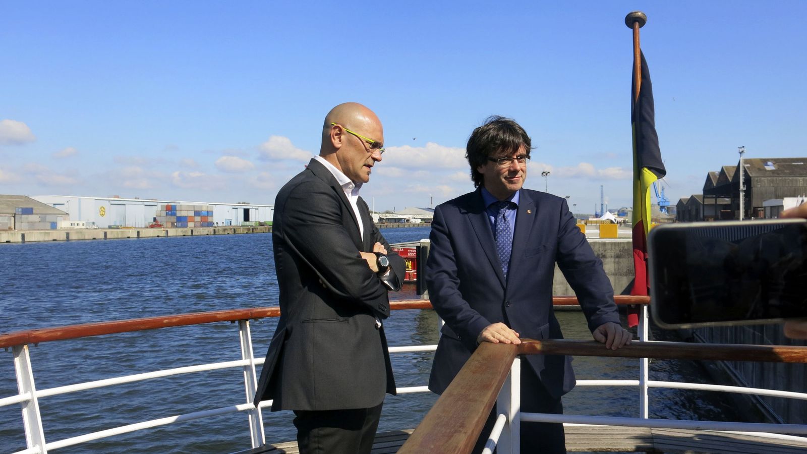 Foto: El presidente de la Generalitat, Carles Puigdemont (d), y el conseller de Asuntos Exteriores, Raül Romeva durante una visita al puerto de Gante. (EFE)