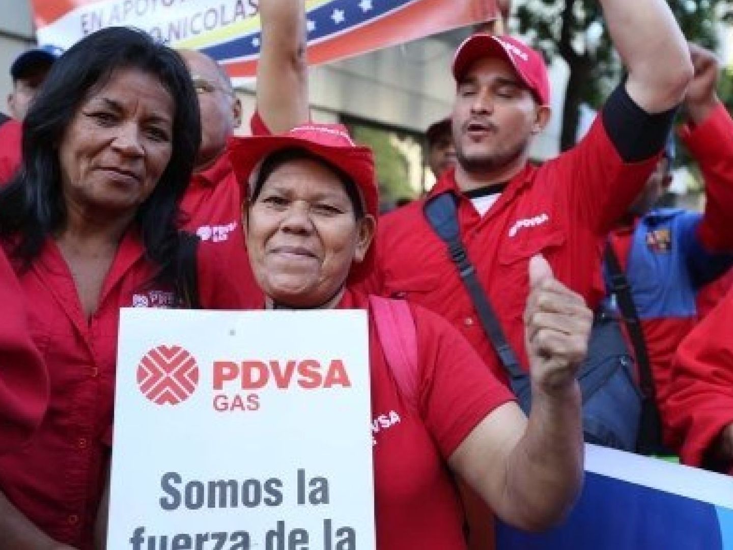 Trabajdores de la estatal petrolera PDVSA se manifestaban el jueves 31 en favor de Maduro. (EFE)