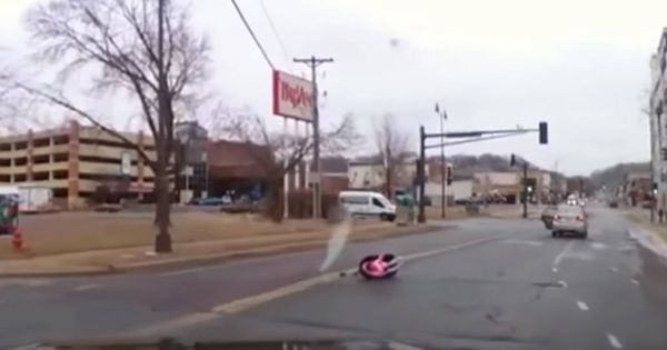 Foto: La niña salió despedida del vehículo mientras su madre seguía conduciendo (Foto: YouTube)