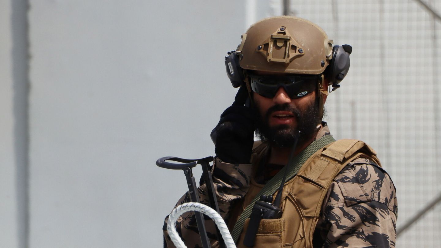 Un control talibán cerca del aeropuerto de Kabul con uniforme y armamento estadounidense. (Reuters)